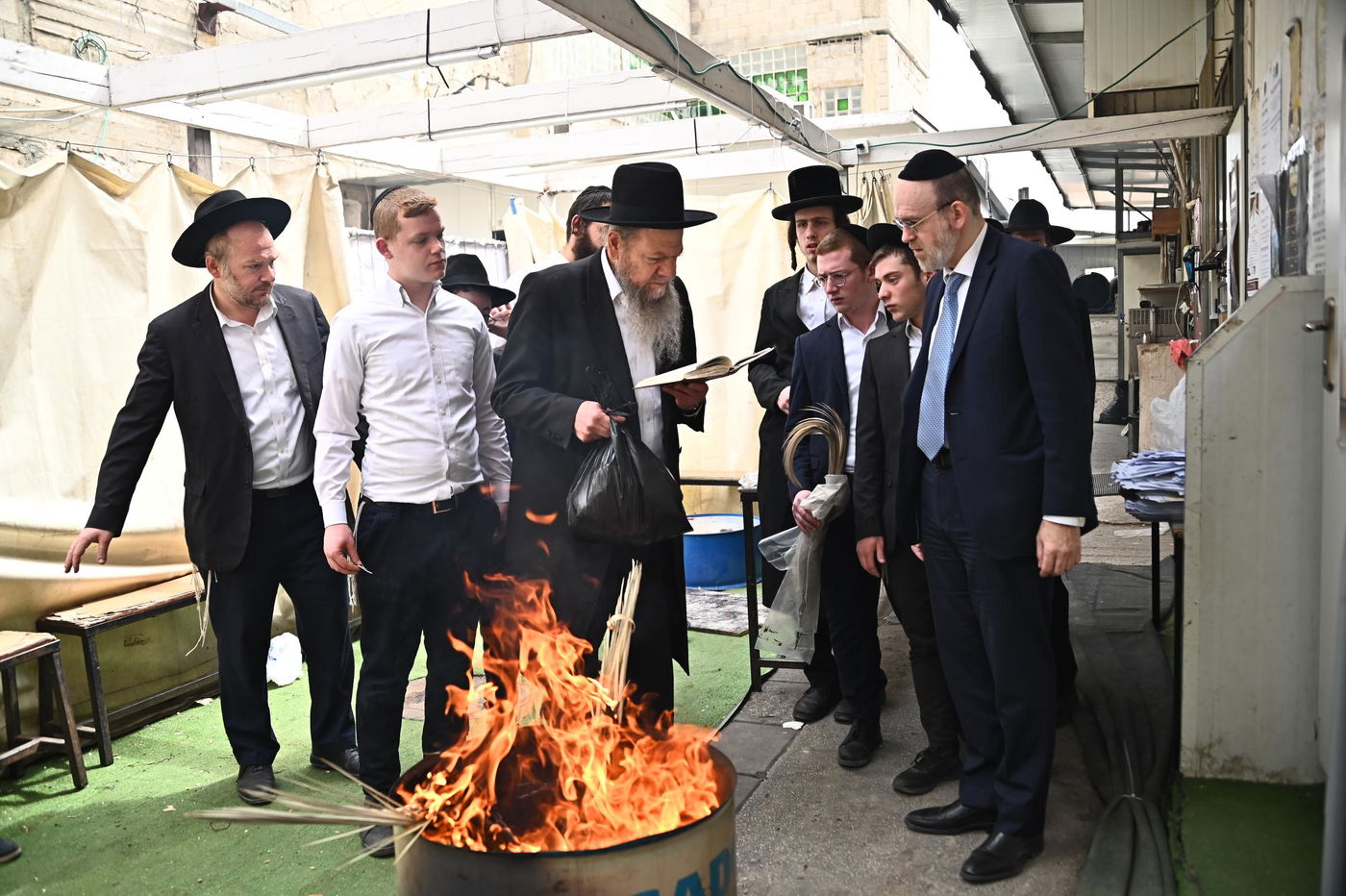 הגאון רבי מרדכי שמואל אדלשטיין בשריפת חמץ