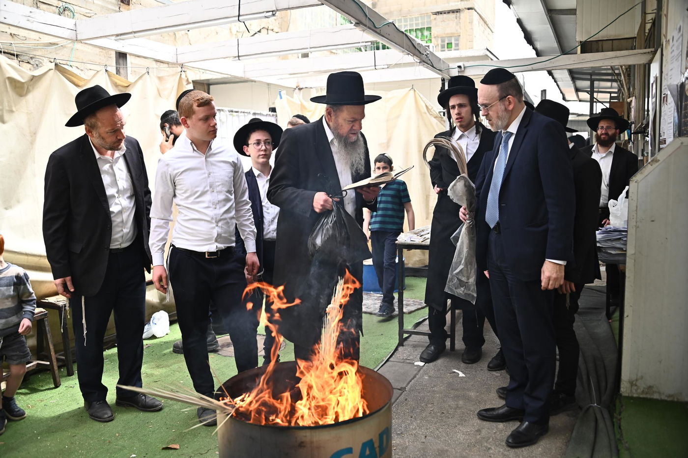 הגאון רבי מרדכי שמואל אדלשטיין בשריפת חמץ