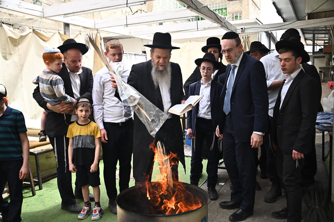 הגאון רבי מרדכי שמואל אדלשטיין בשריפת חמץ