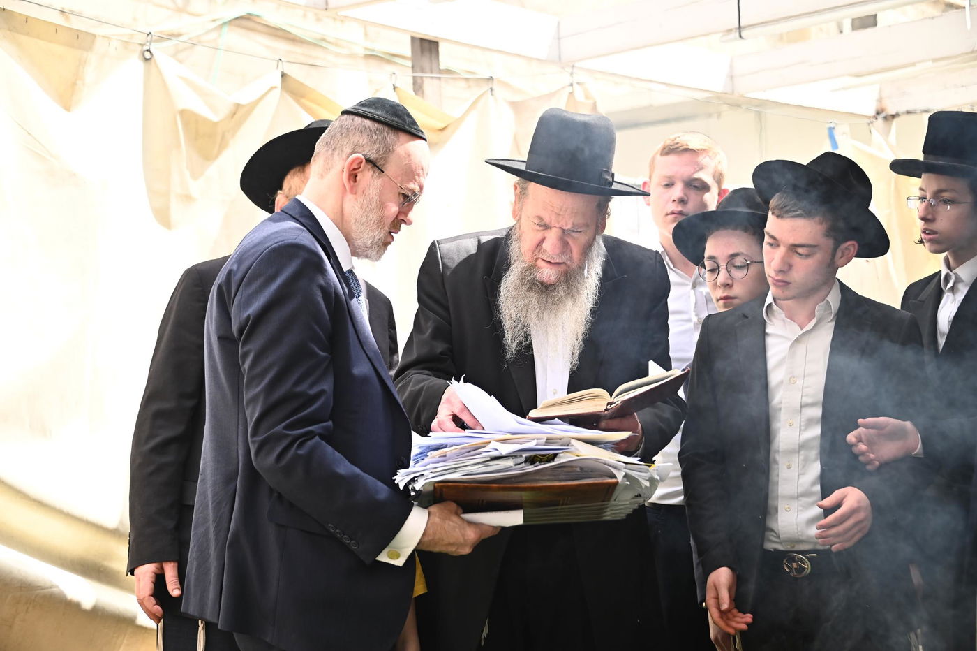 הגאון רבי מרדכי שמואל אדלשטיין בשריפת חמץ