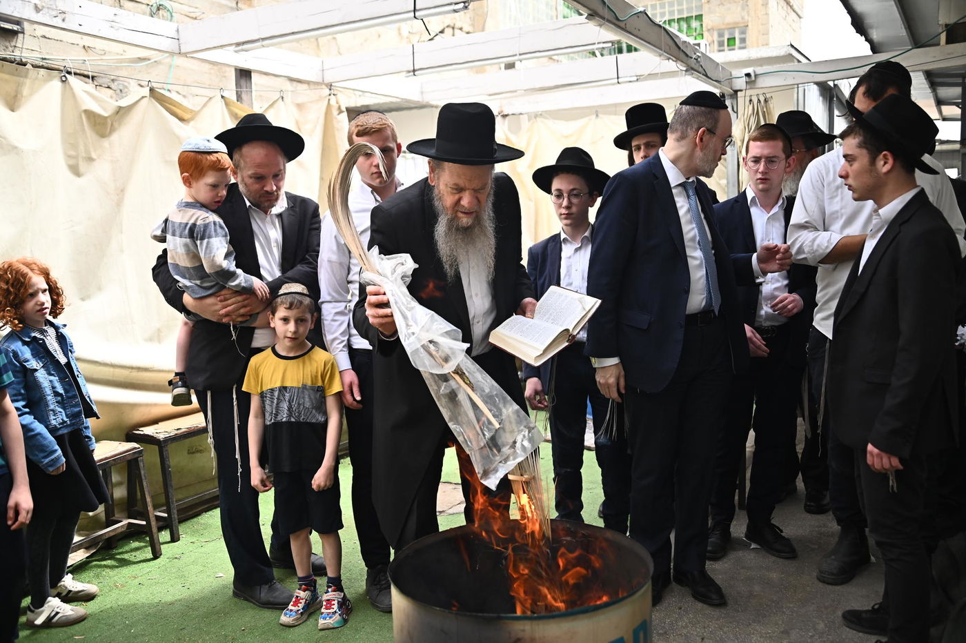 הגאון רבי מרדכי שמואל אדלשטיין בשריפת חמץ