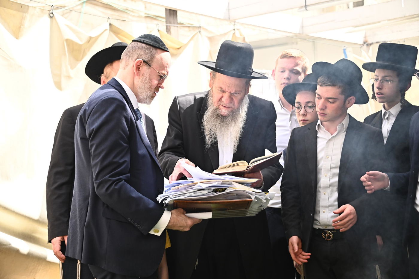 הגאון רבי מרדכי שמואל אדלשטיין בשריפת חמץ