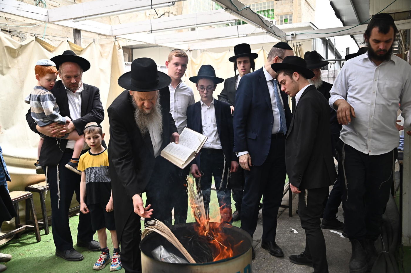 הגאון רבי מרדכי שמואל אדלשטיין בשריפת חמץ