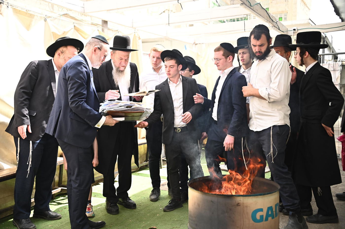 הגאון רבי מרדכי שמואל אדלשטיין בשריפת חמץ