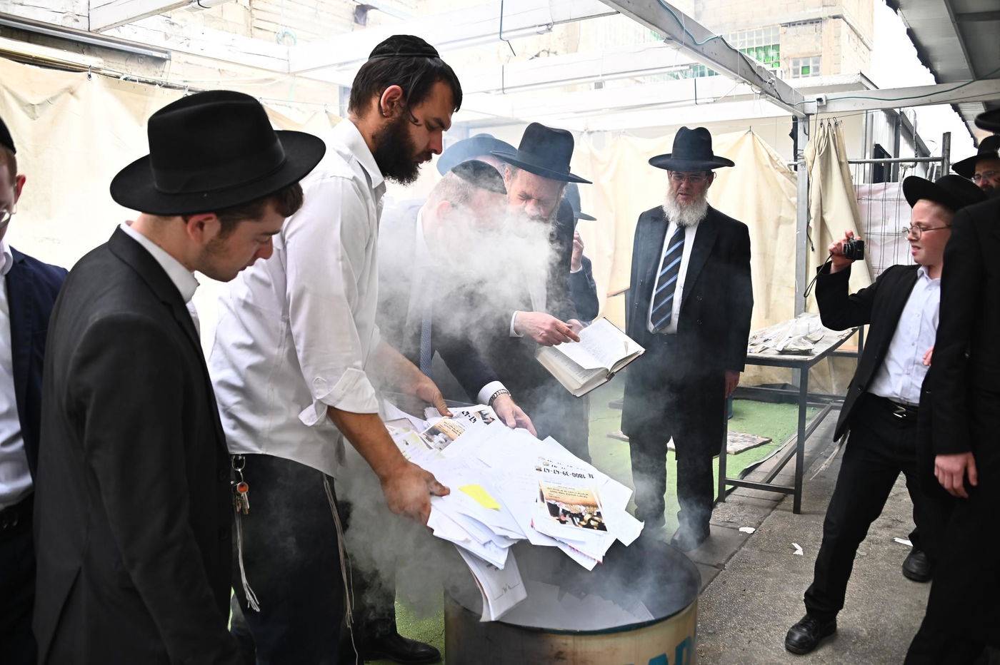 הגאון רבי מרדכי שמואל אדלשטיין בשריפת חמץ