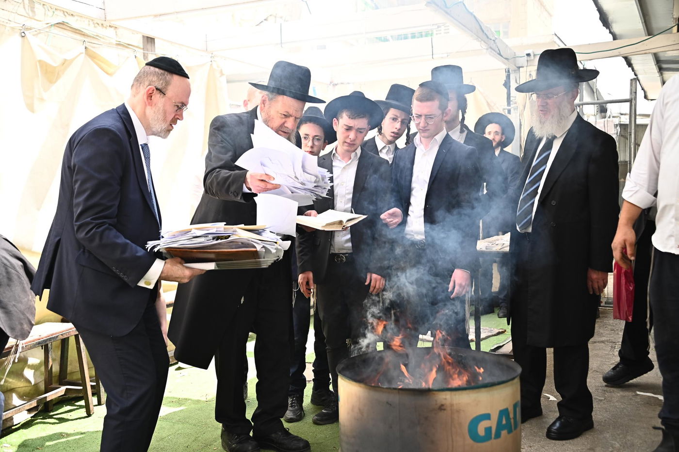 הגאון רבי מרדכי שמואל אדלשטיין בשריפת חמץ