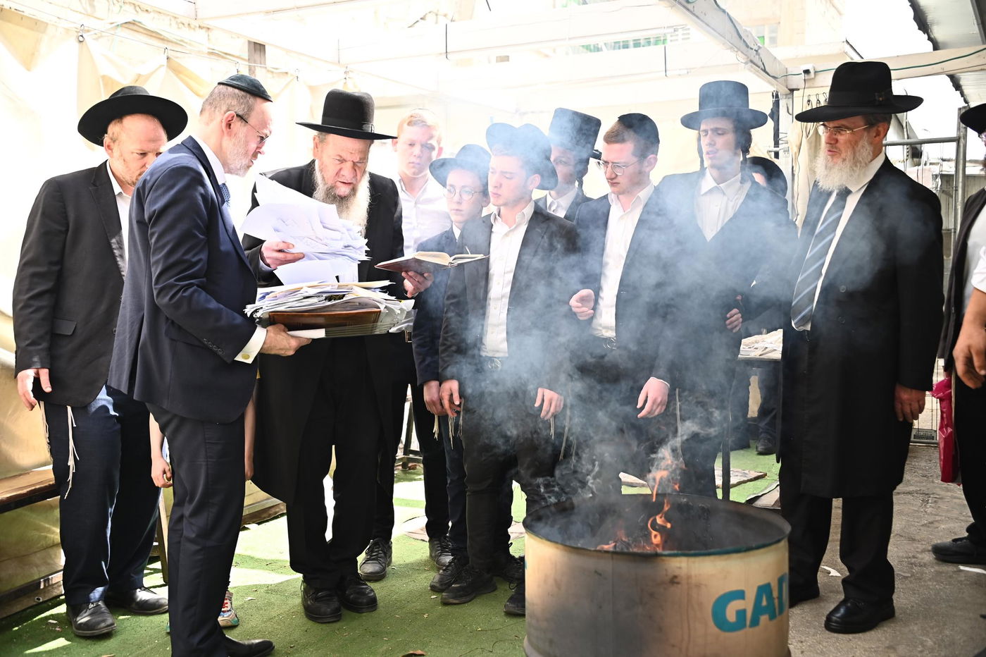 הגאון רבי מרדכי שמואל אדלשטיין בשריפת חמץ