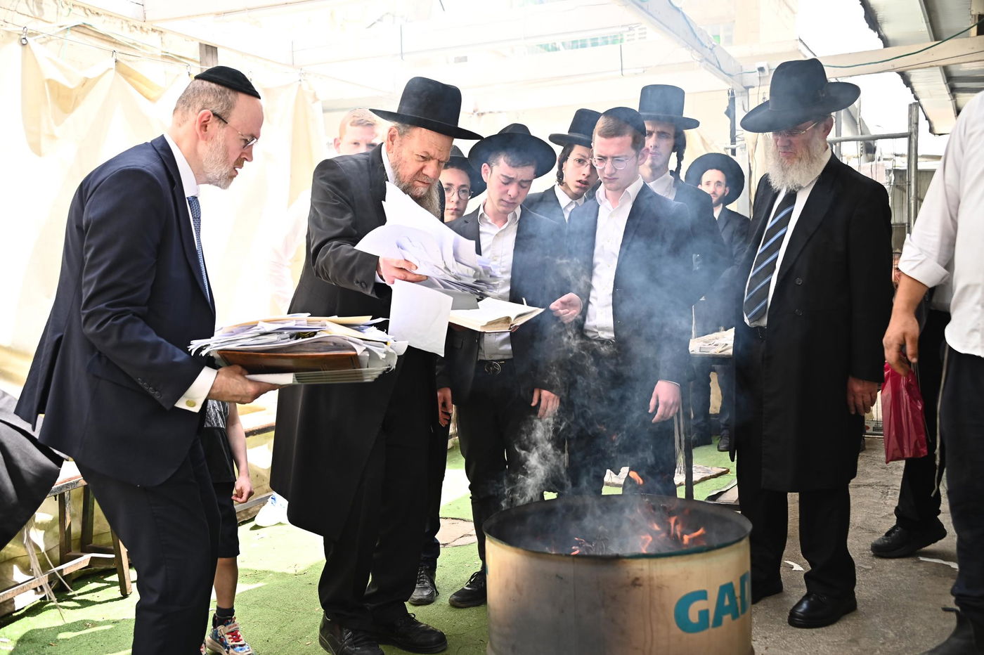 הגאון רבי מרדכי שמואל אדלשטיין בשריפת חמץ