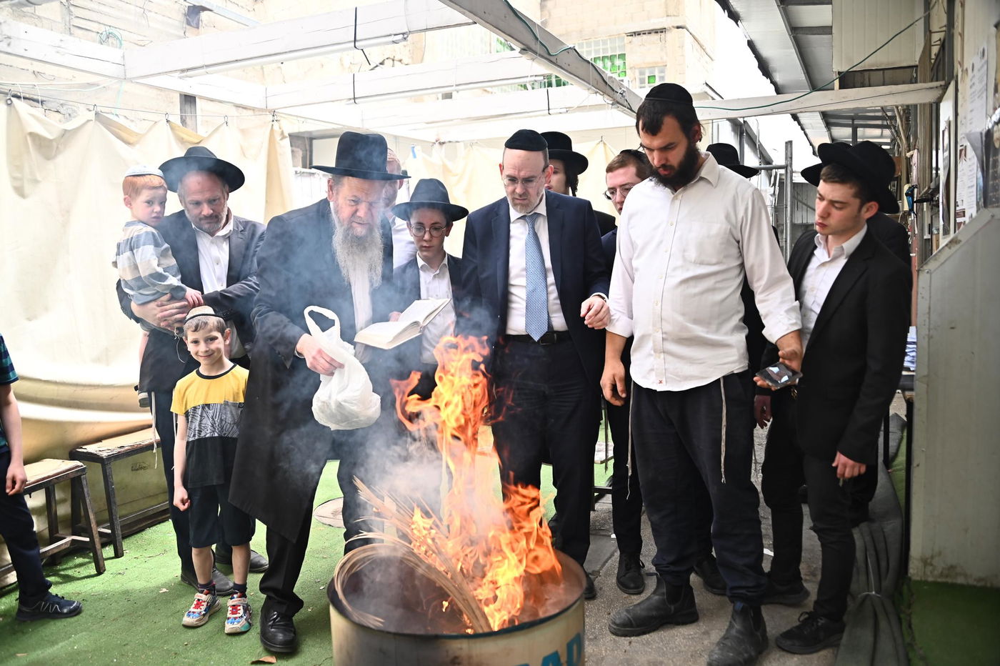 הגאון רבי מרדכי שמואל אדלשטיין בשריפת חמץ