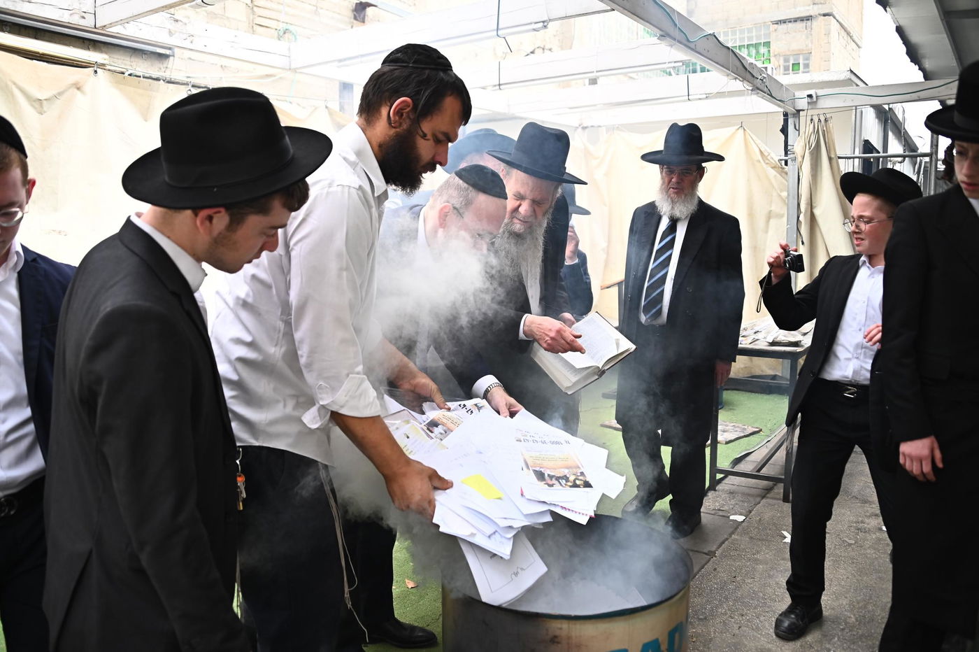 הגאון רבי מרדכי שמואל אדלשטיין בשריפת חמץ