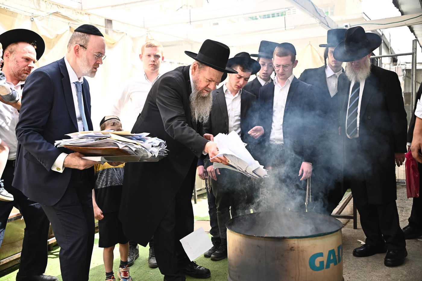 הגאון רבי מרדכי שמואל אדלשטיין בשריפת חמץ