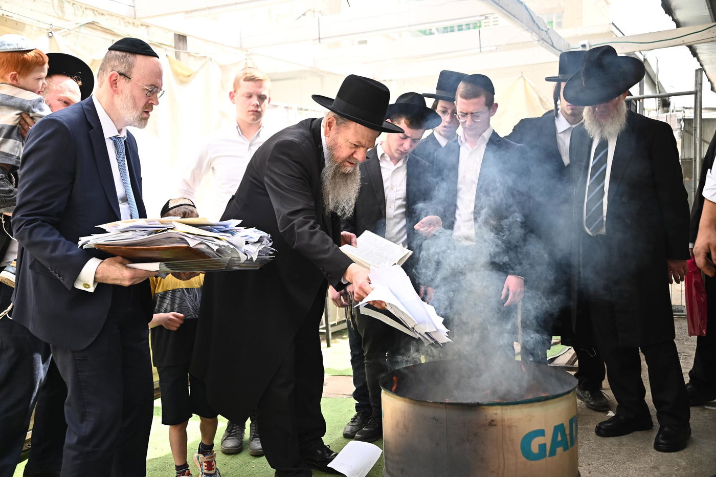 הגאון רבי מרדכי שמואל אדלשטיין בשריפת חמץ