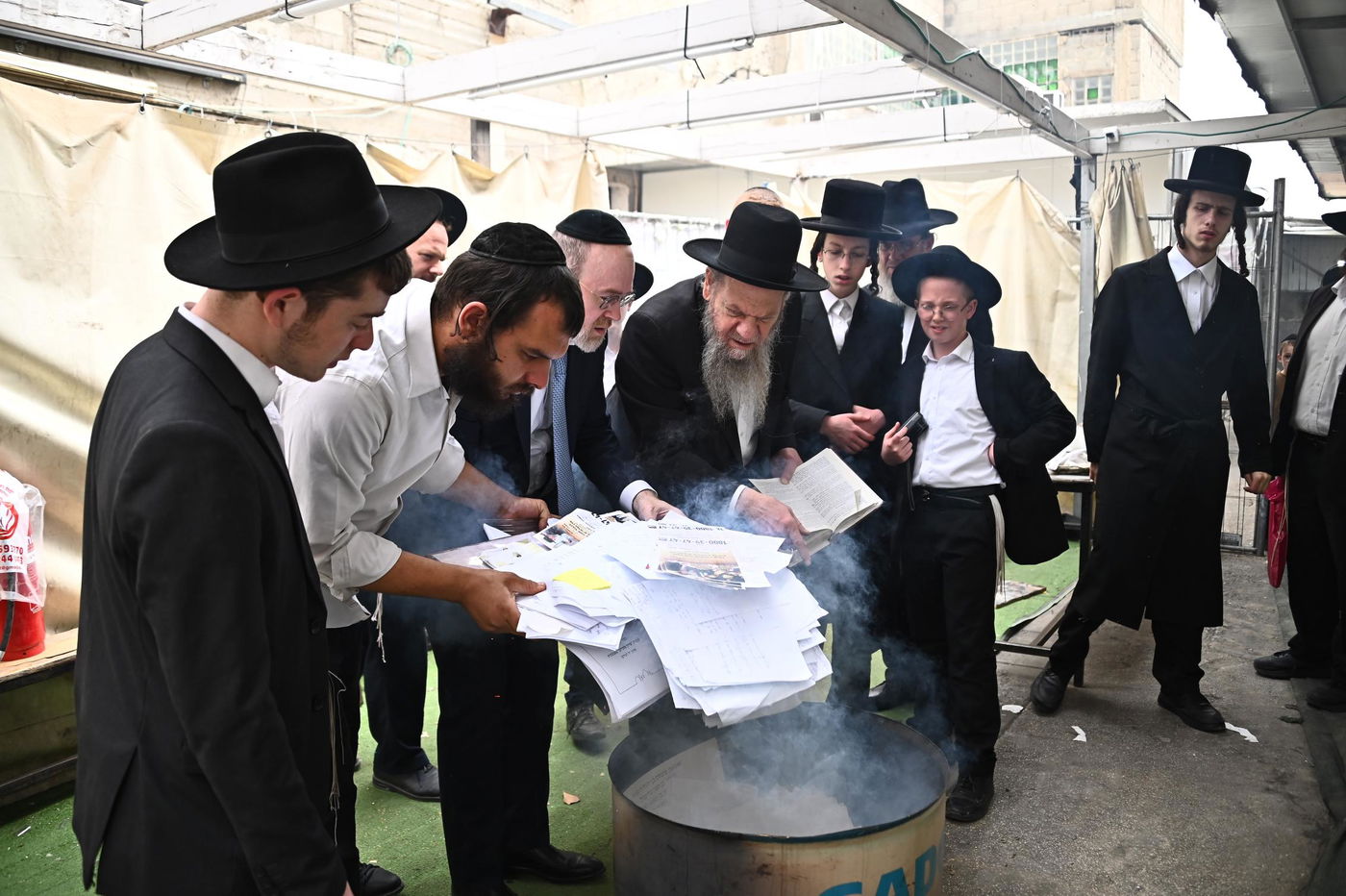 הגאון רבי מרדכי שמואל אדלשטיין בשריפת חמץ