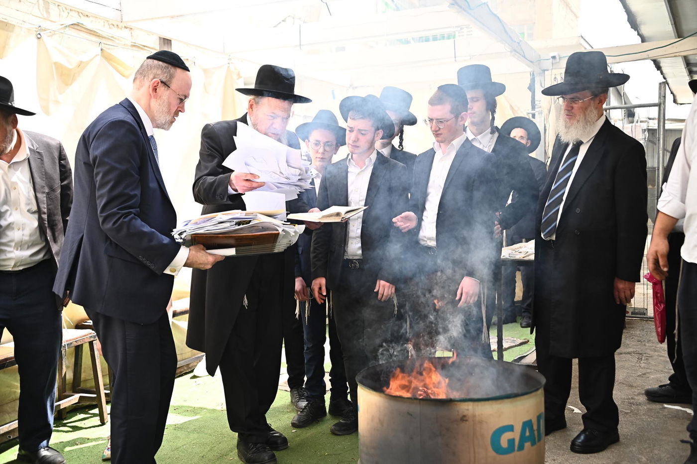 הגאון רבי מרדכי שמואל אדלשטיין בשריפת חמץ