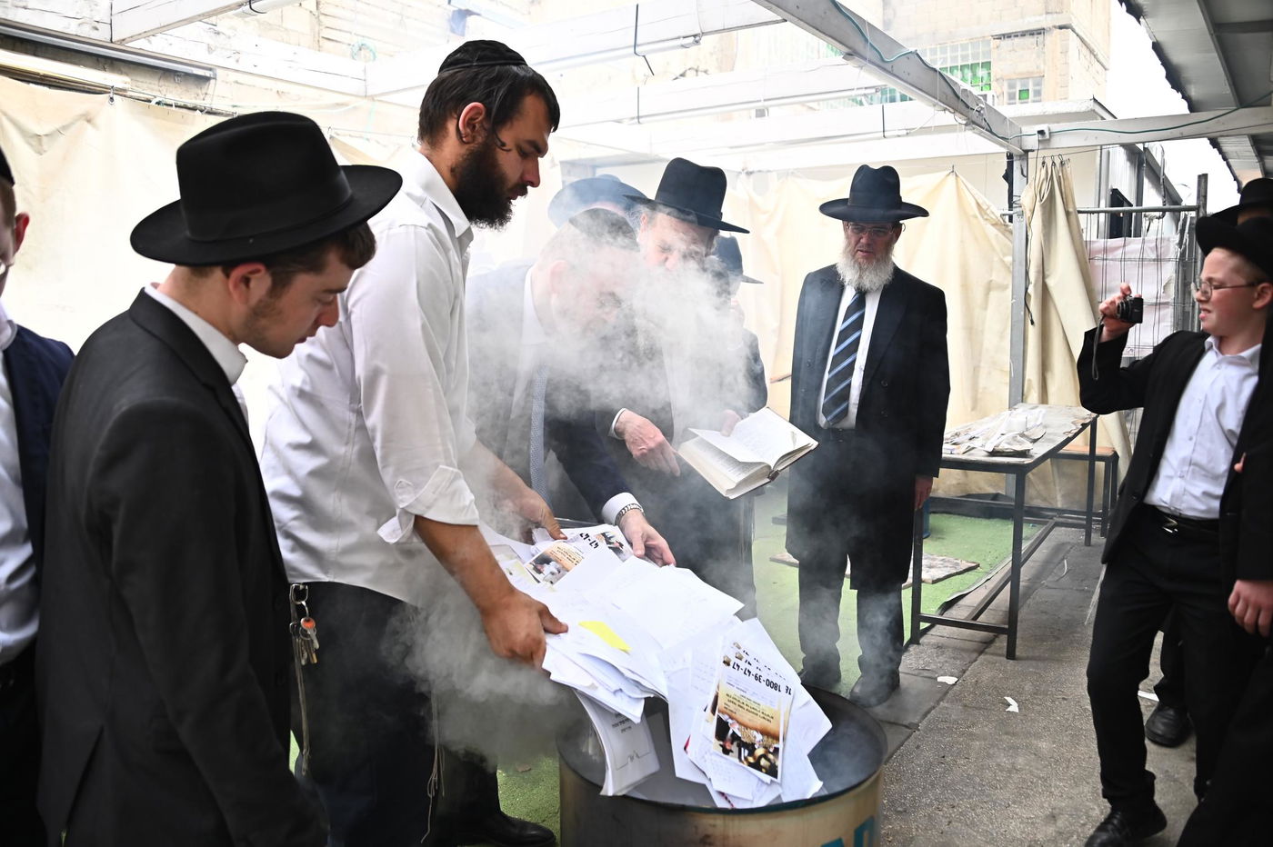 הגאון רבי מרדכי שמואל אדלשטיין בשריפת חמץ