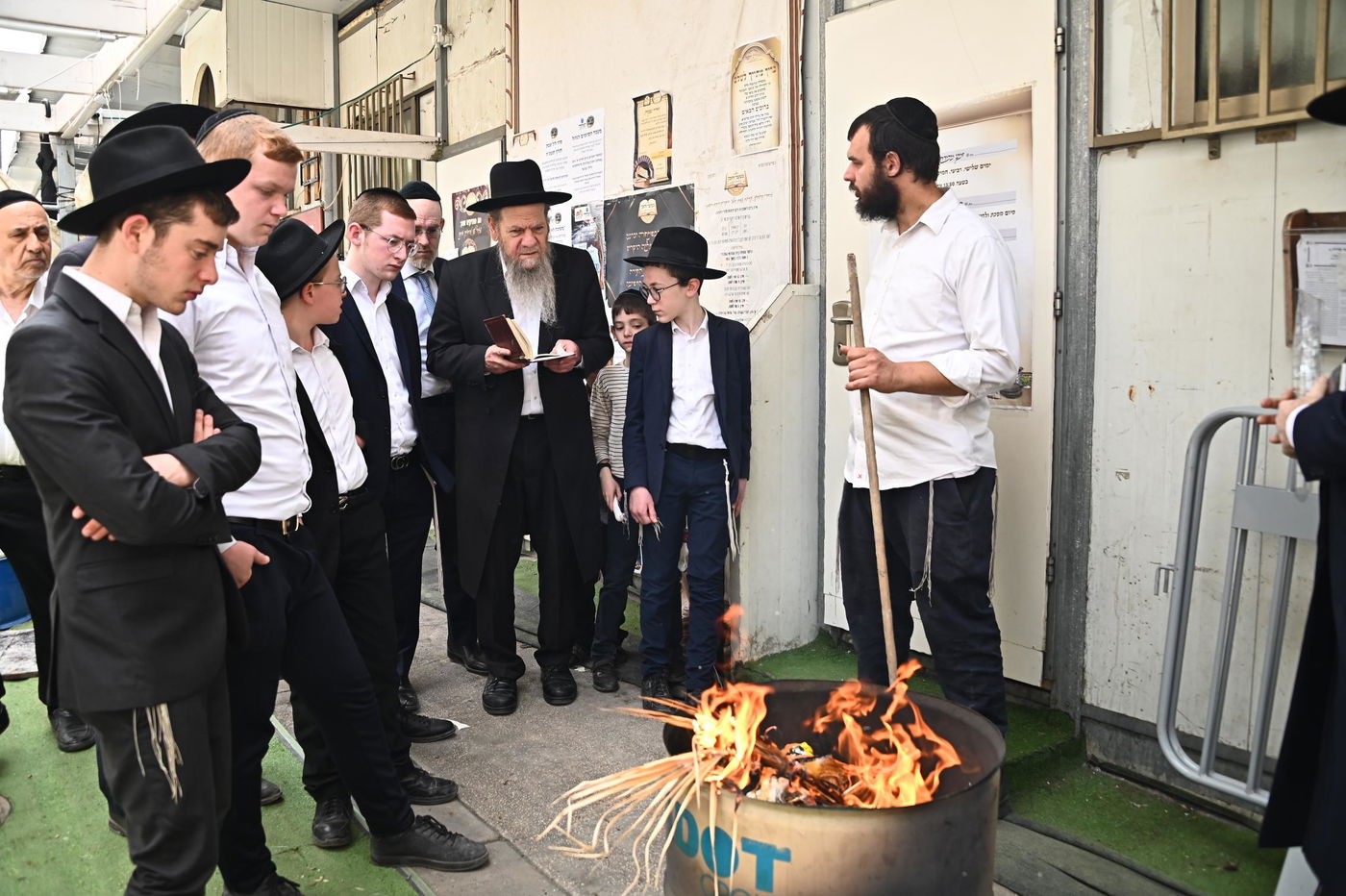 הגאון רבי מרדכי שמואל אדלשטיין בשריפת חמץ