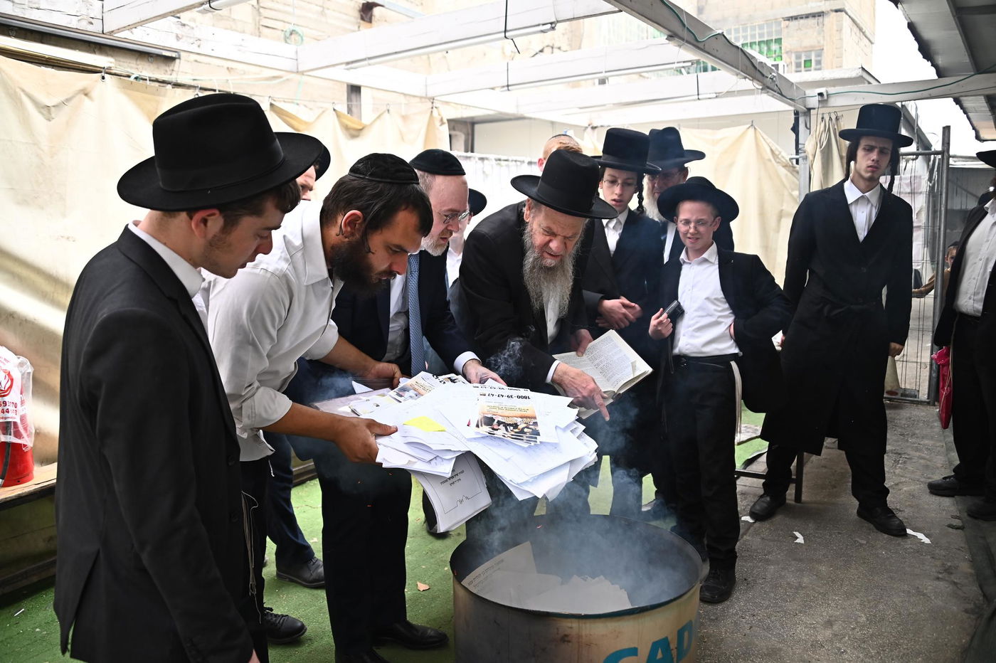 הגאון רבי מרדכי שמואל אדלשטיין בשריפת חמץ