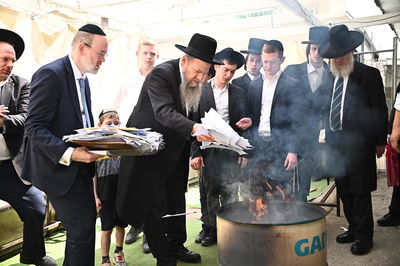 הגאון רבי מרדכי שמואל אדלשטיין בשריפת חמץ