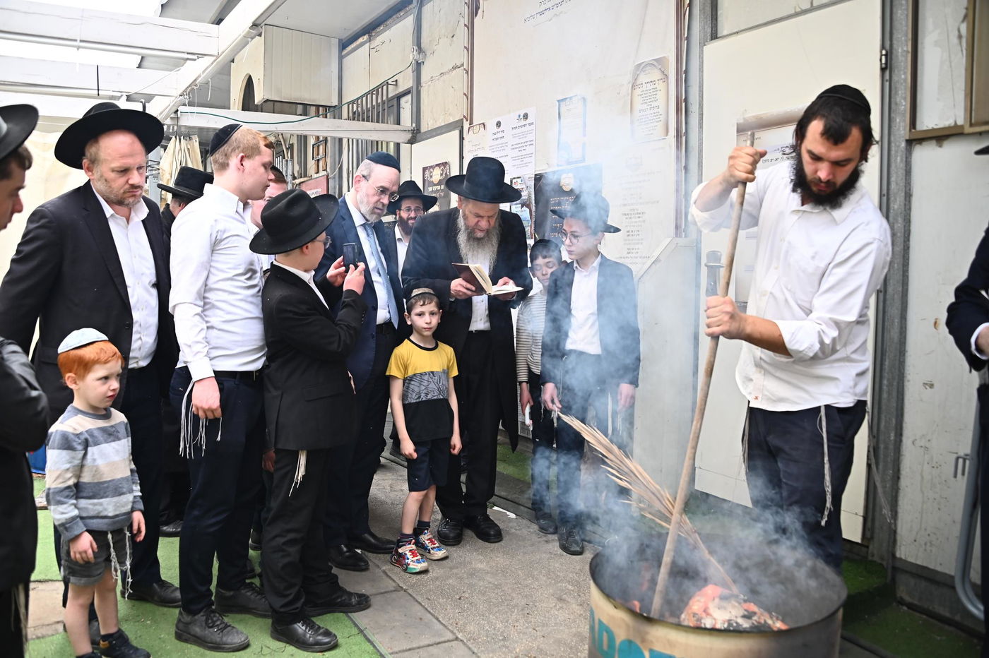 הגאון רבי מרדכי שמואל אדלשטיין בשריפת חמץ