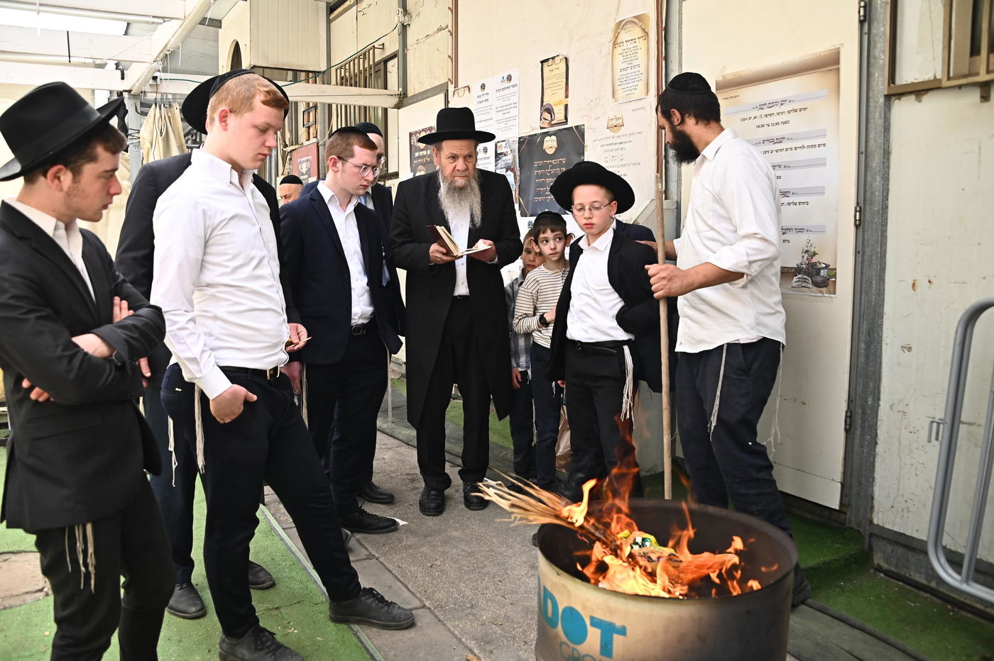 הגאון רבי מרדכי שמואל אדלשטיין בשריפת חמץ