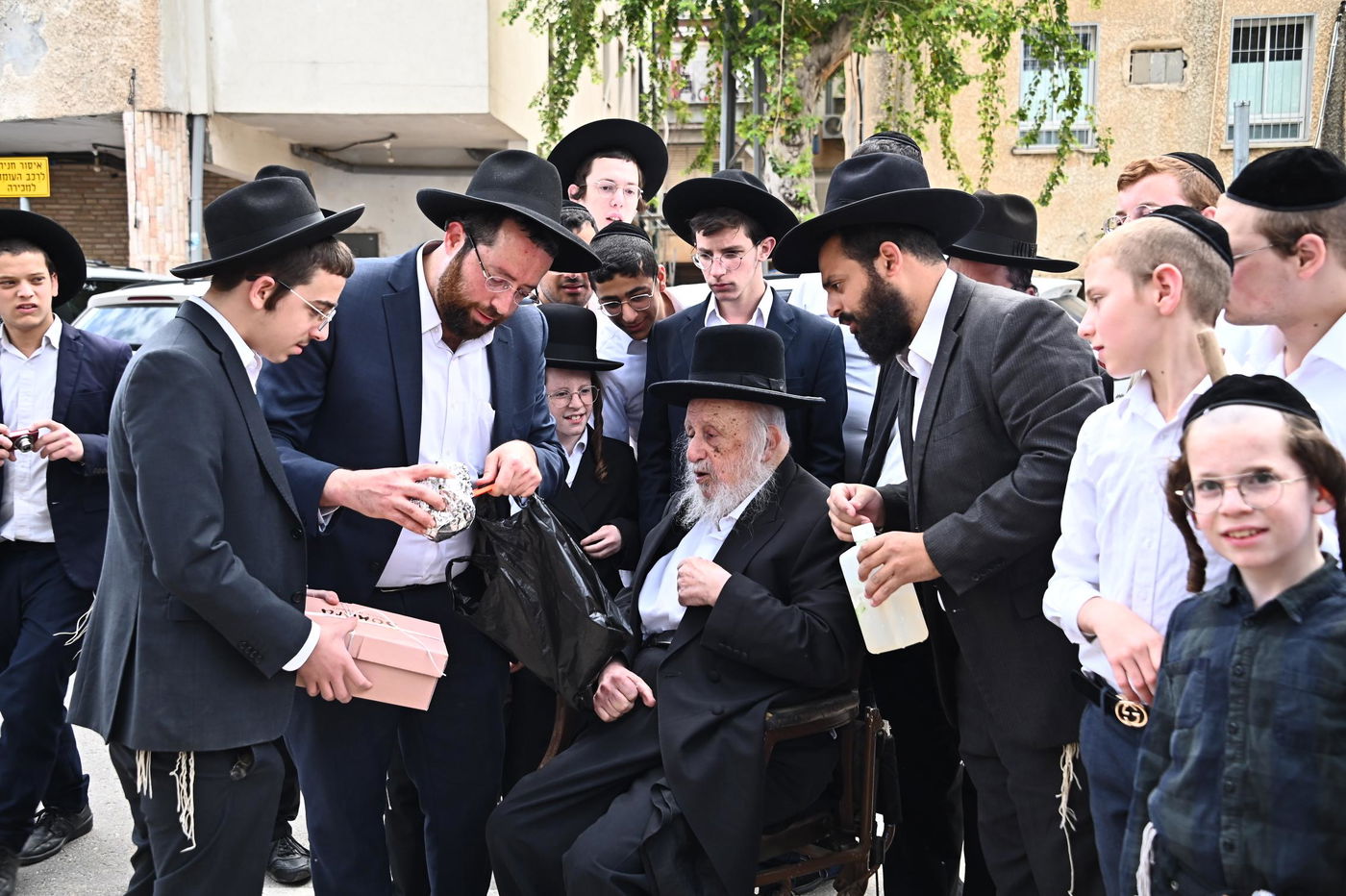 הגאון רבי ברוך דב פוברסקי בשריפת חמץ