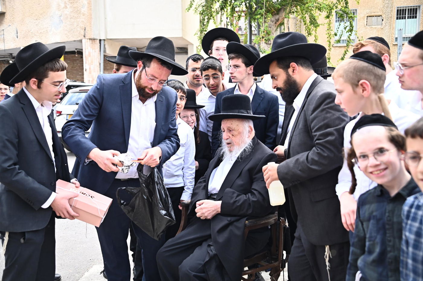 הגאון רבי ברוך דב פוברסקי בשריפת חמץ