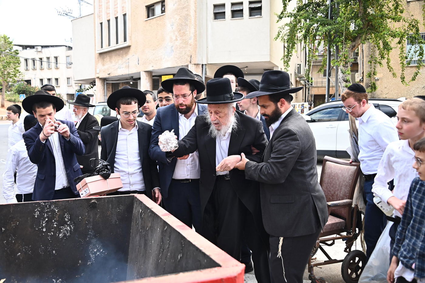 הגאון רבי ברוך דב פוברסקי בשריפת חמץ