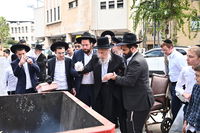 הגאון רבי ברוך דב פוברסקי בשריפת חמץ