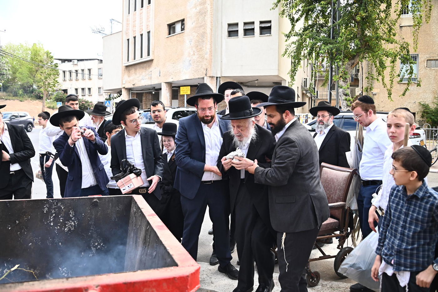 הגאון רבי ברוך דב פוברסקי בשריפת חמץ