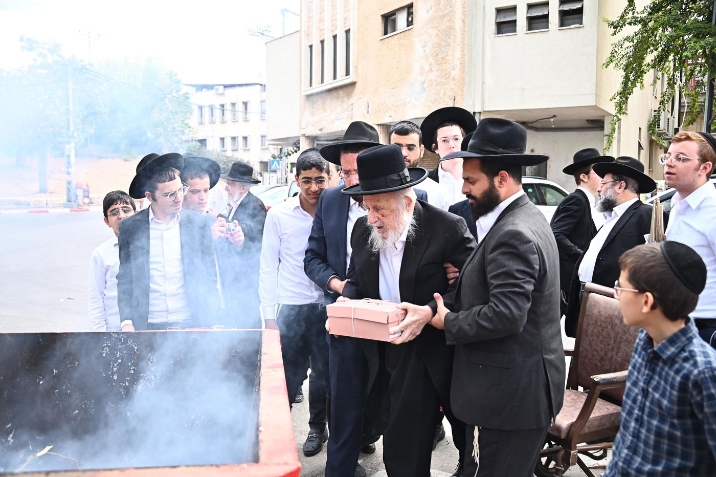 הגאון רבי ברוך דב פוברסקי בשריפת חמץ