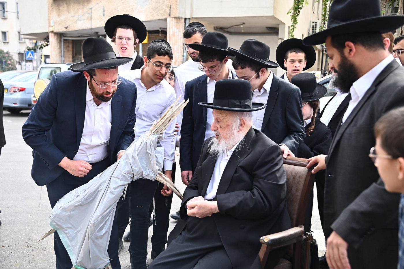 הגאון רבי ברוך דב פוברסקי בשריפת חמץ