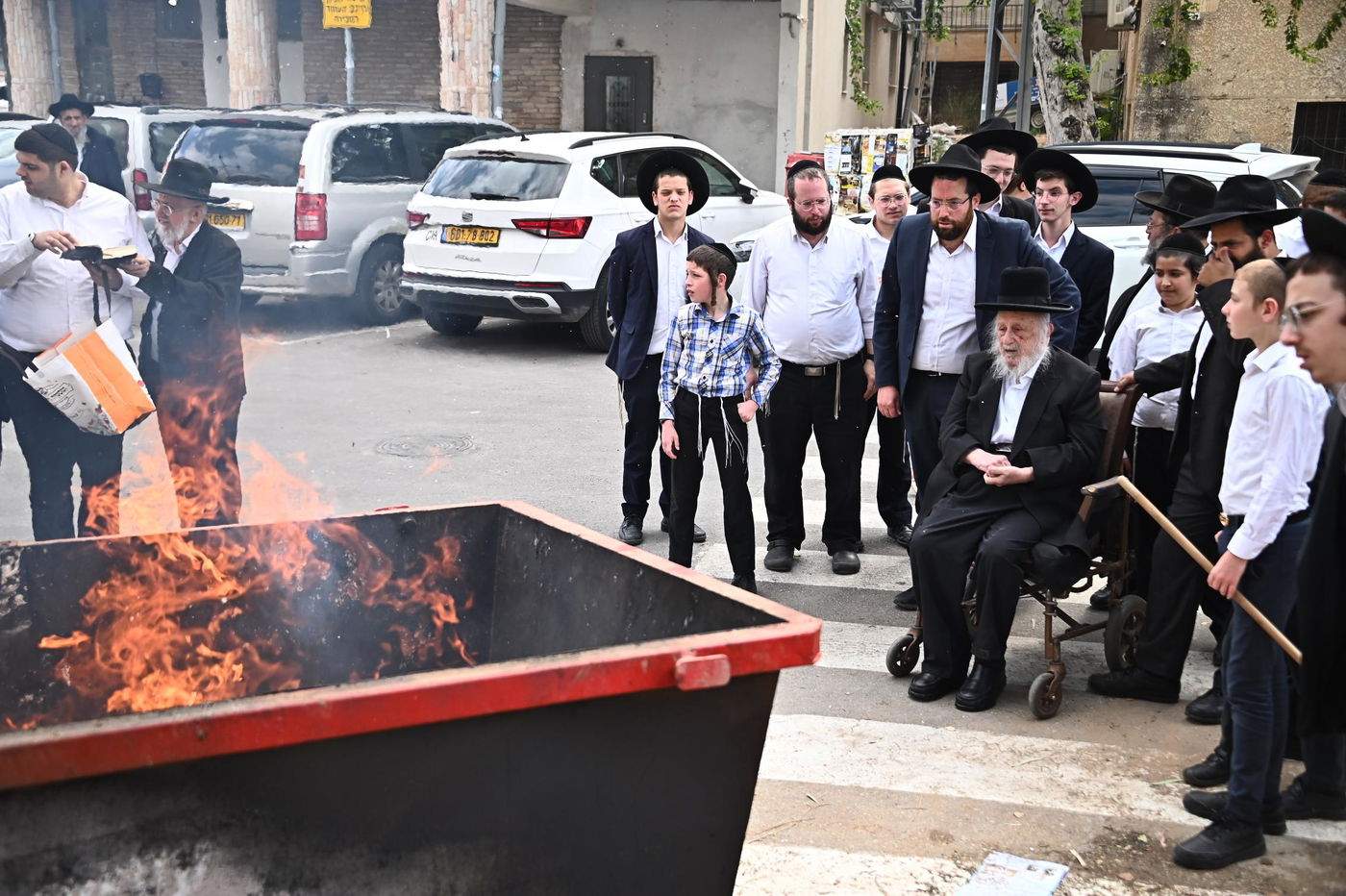 הגאון רבי ברוך דב פוברסקי בשריפת חמץ