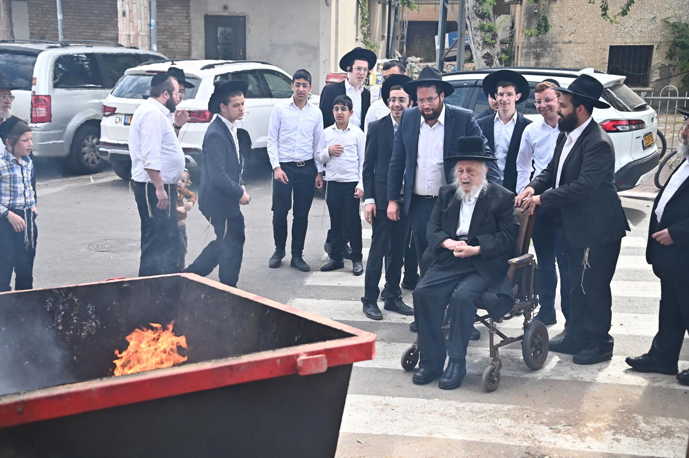הגאון רבי ברוך דב פוברסקי בשריפת חמץ