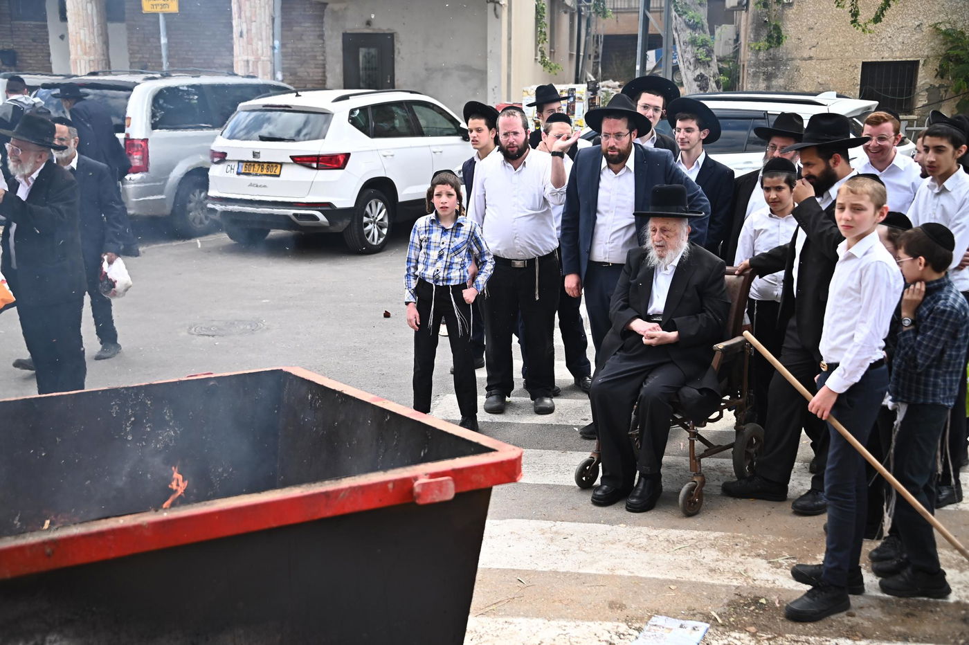 הגאון רבי ברוך דב פוברסקי בשריפת חמץ