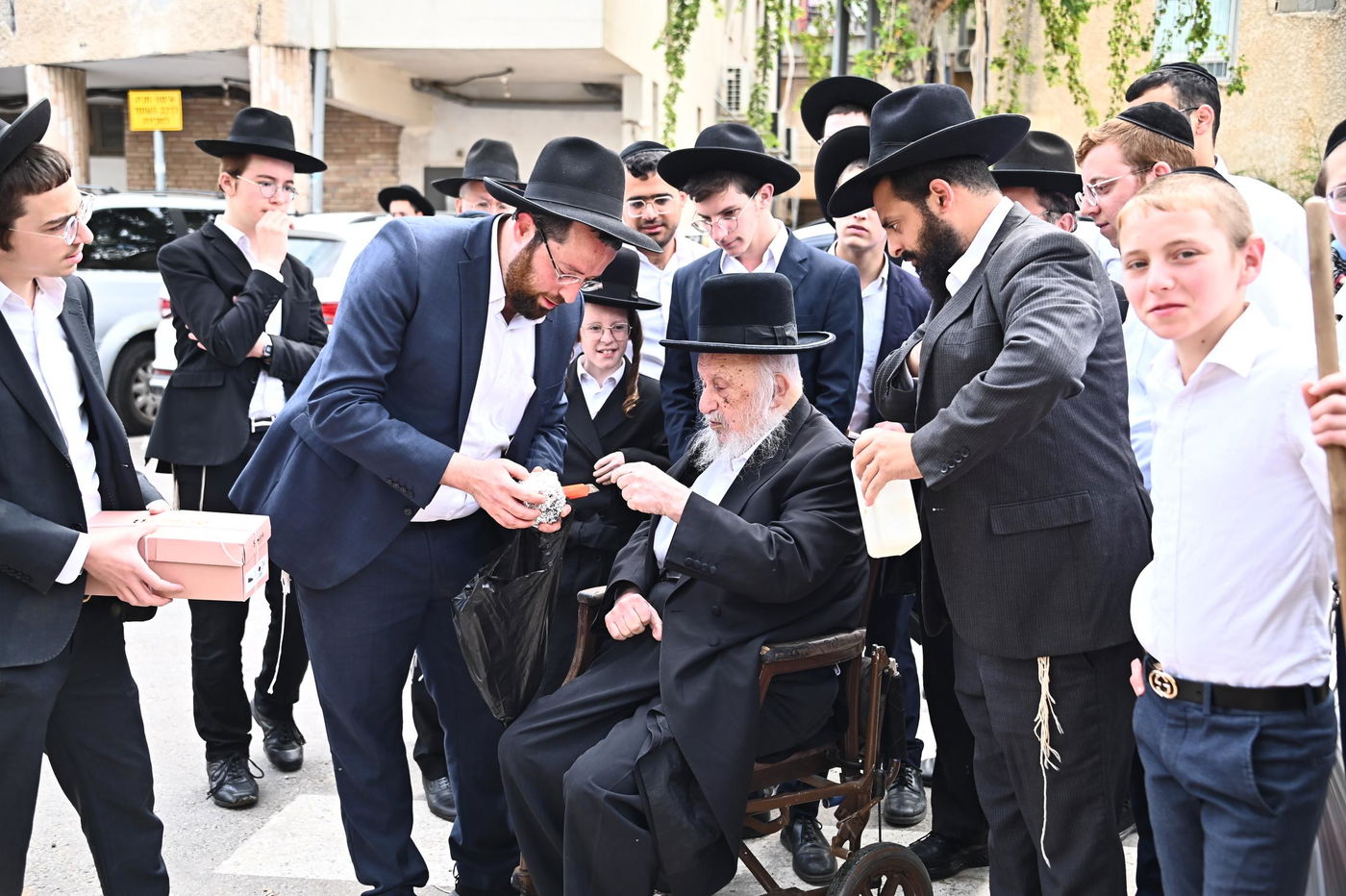 הגאון רבי ברוך דב פוברסקי בשריפת חמץ