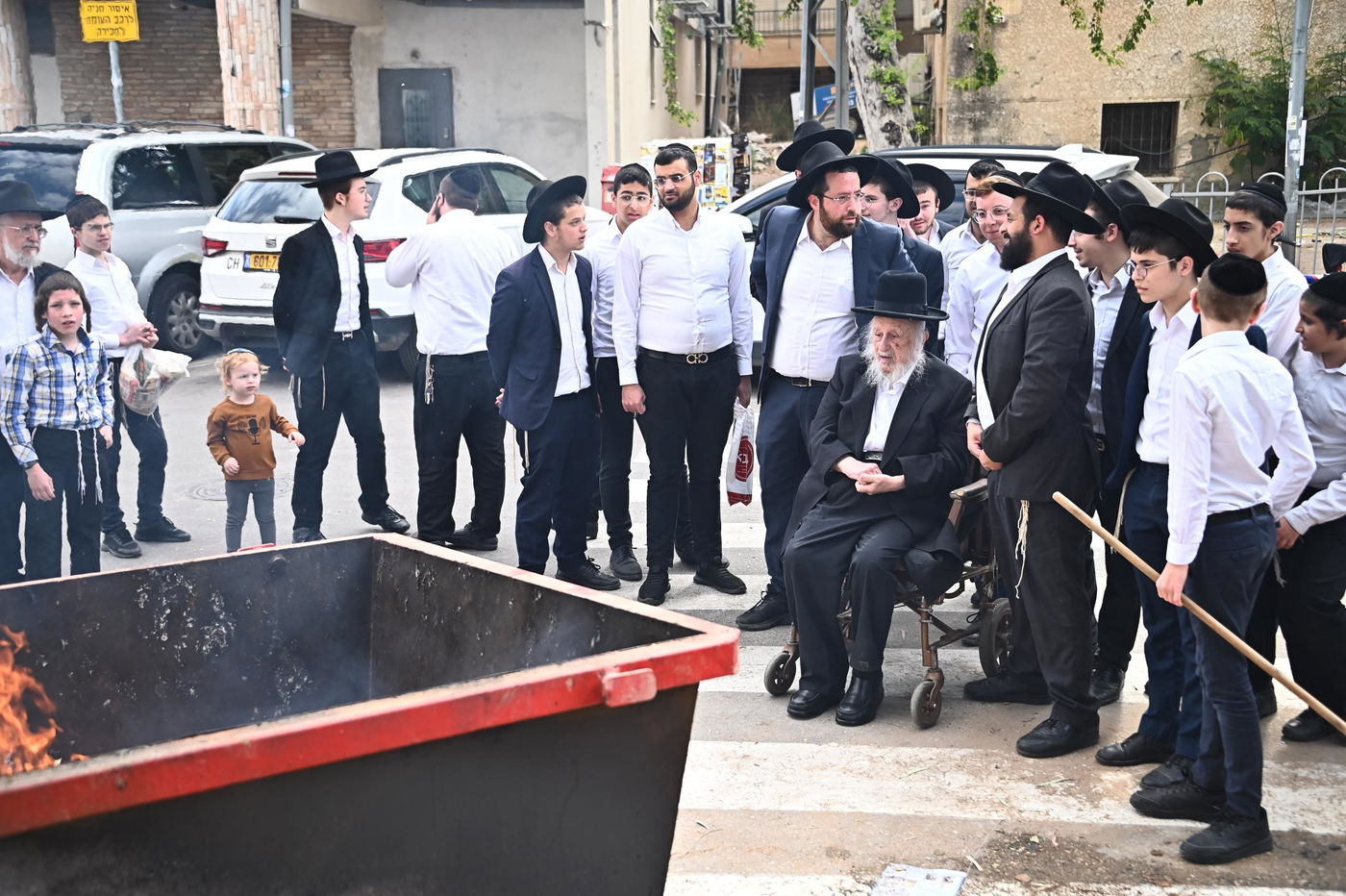 הגאון רבי ברוך דב פוברסקי בשריפת חמץ