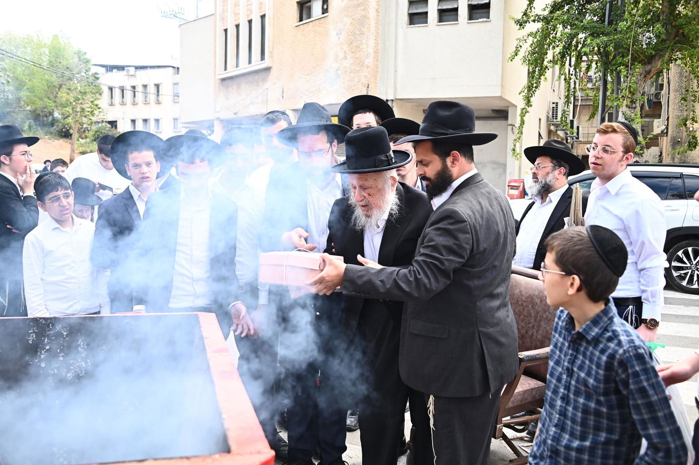 הגאון רבי ברוך דב פוברסקי בשריפת חמץ