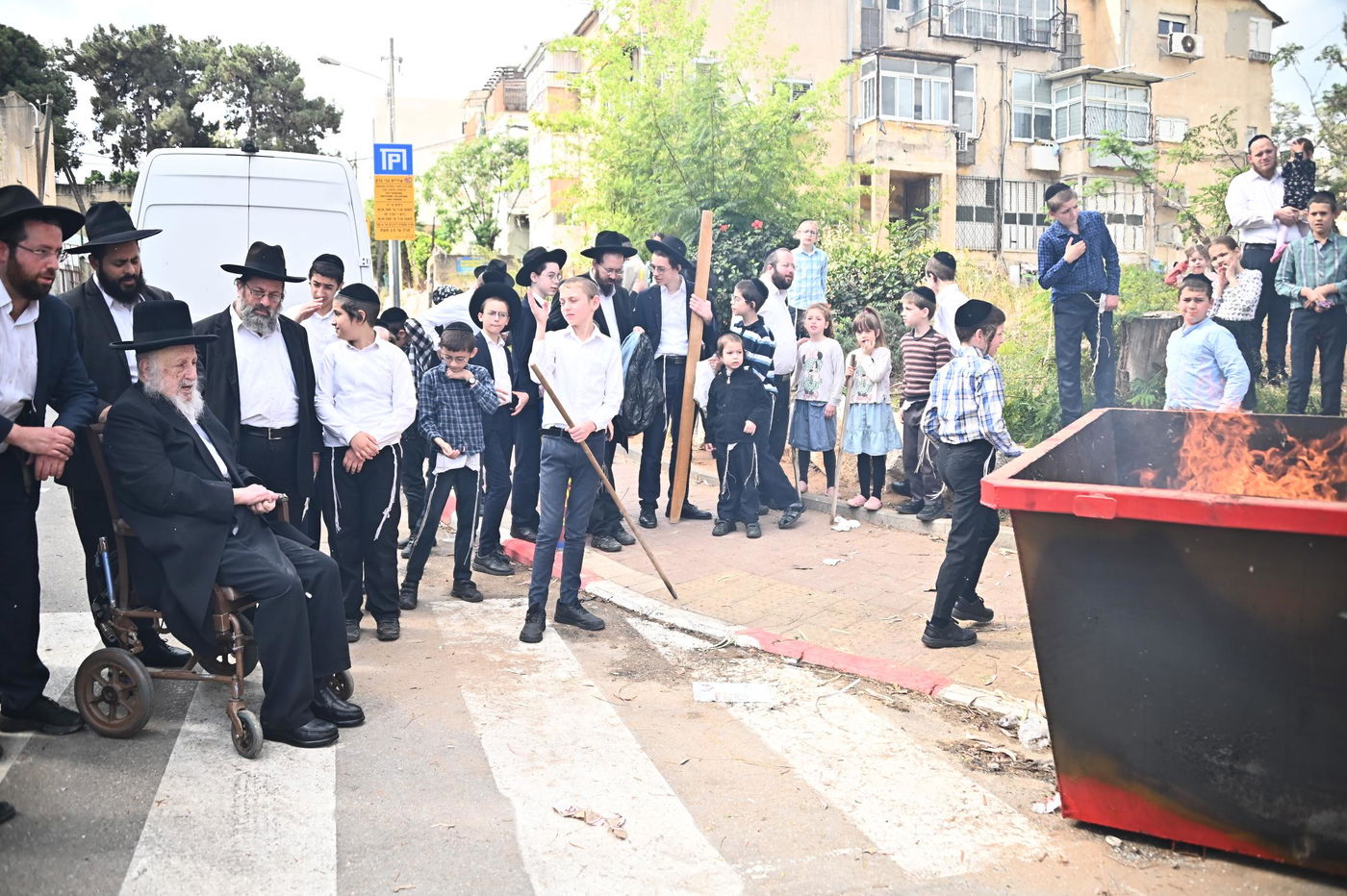 הגאון רבי ברוך דב פוברסקי בשריפת חמץ