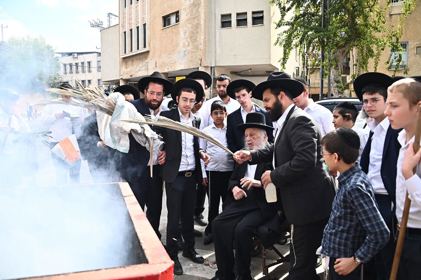 הגאון רבי ברוך דב פוברסקי בשריפת חמץ