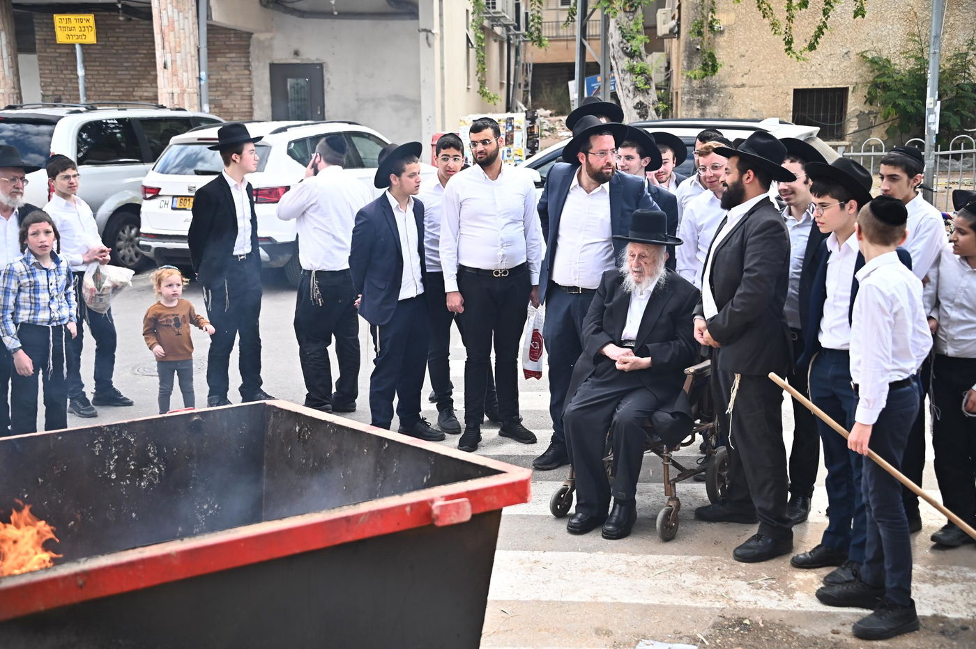 הגאון רבי ברוך דב פוברסקי בשריפת חמץ