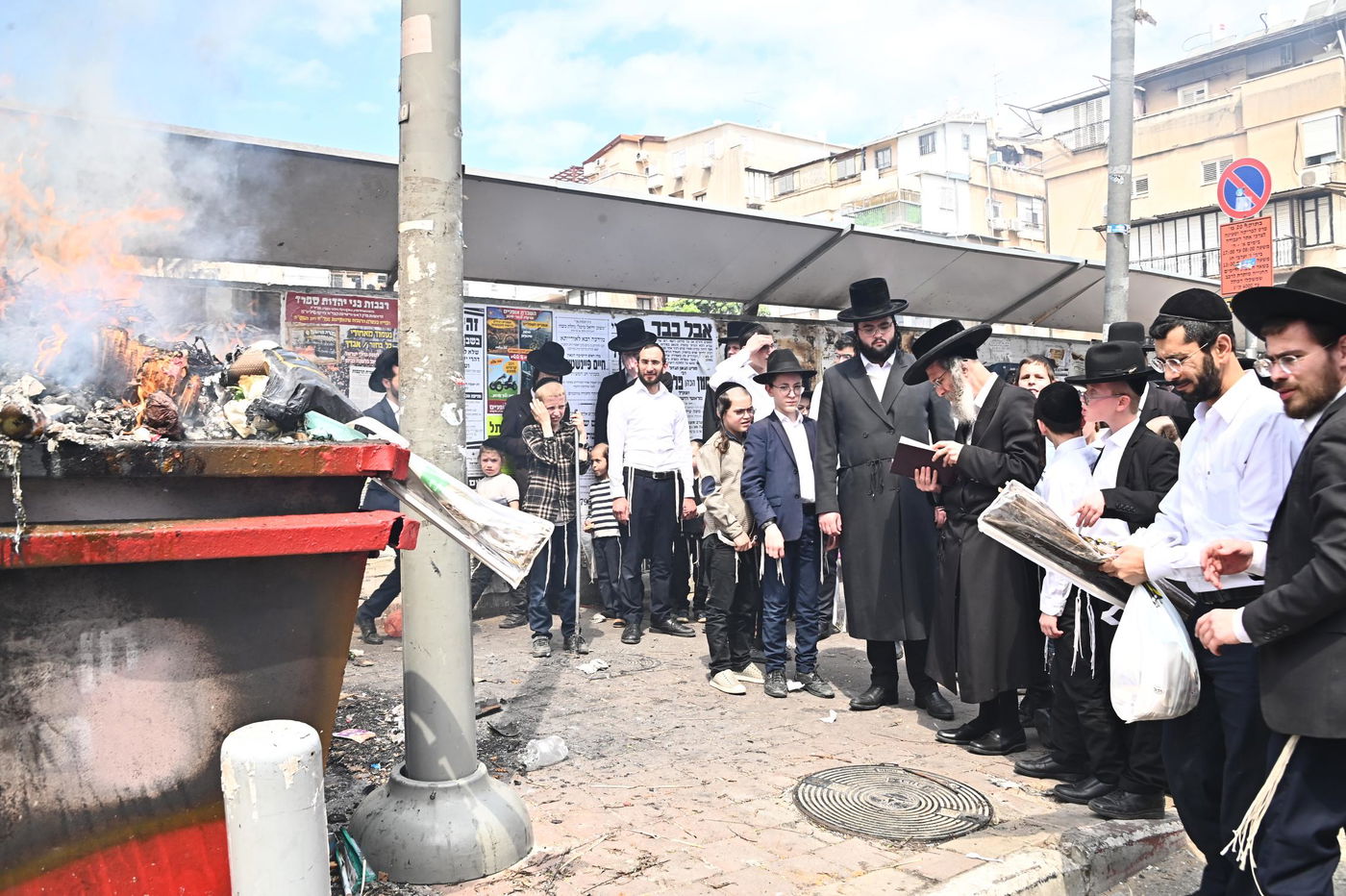 הגה"צ רבי אלימלך בידרמן בשריפת חמץ