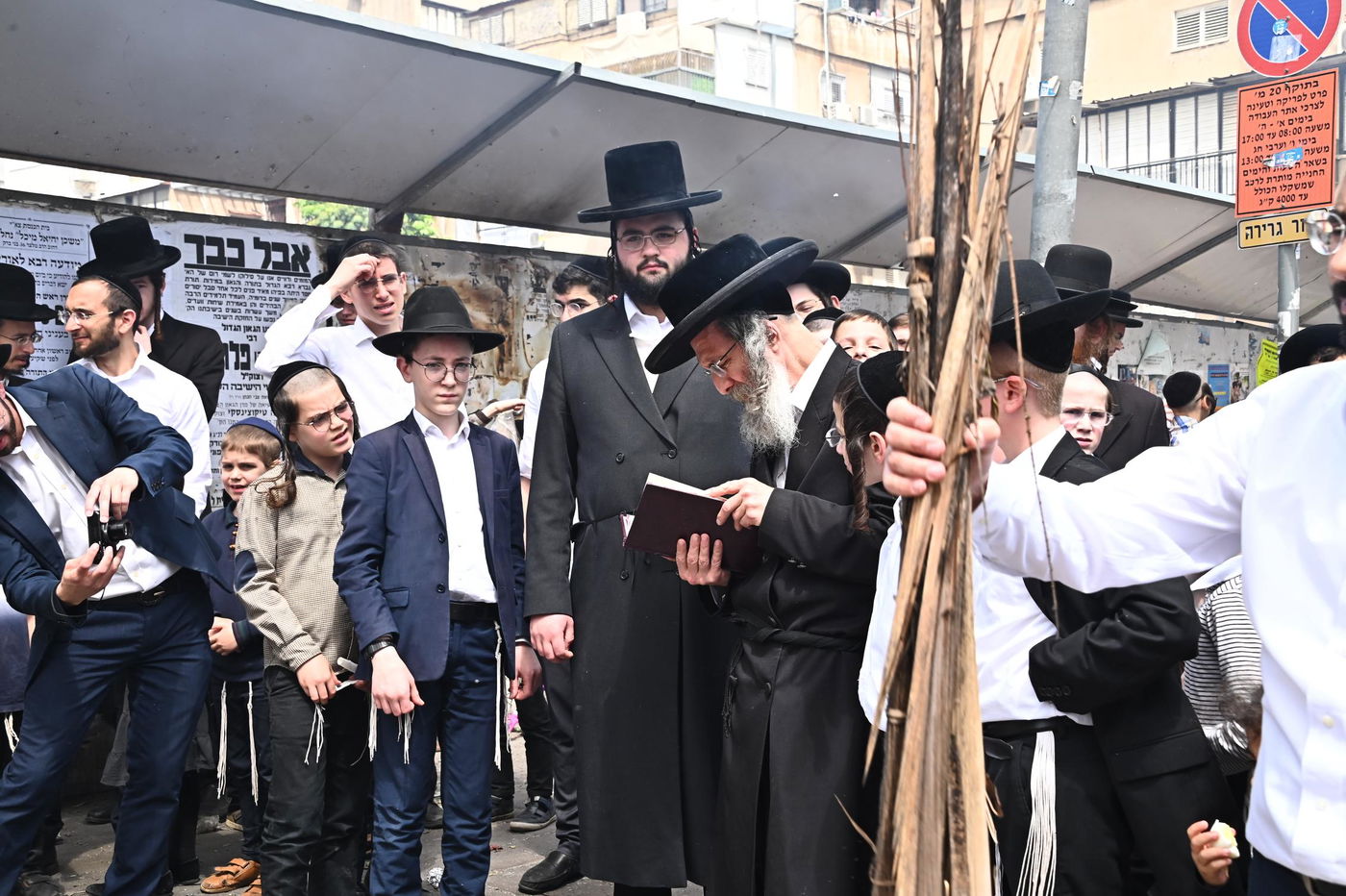 הגה"צ רבי אלימלך בידרמן בשריפת חמץ