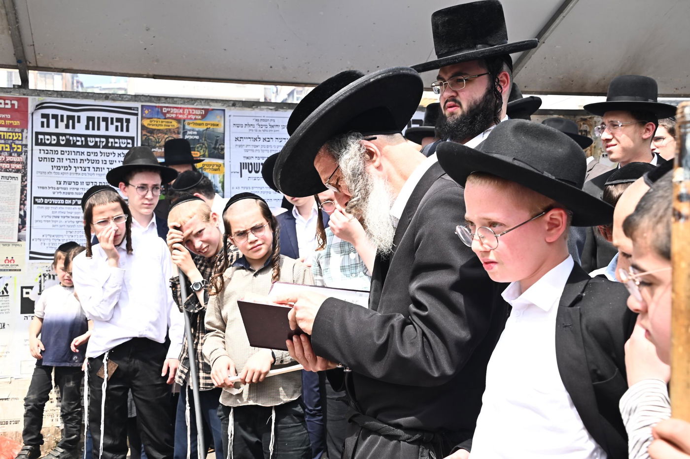 הגה"צ רבי אלימלך בידרמן בשריפת חמץ