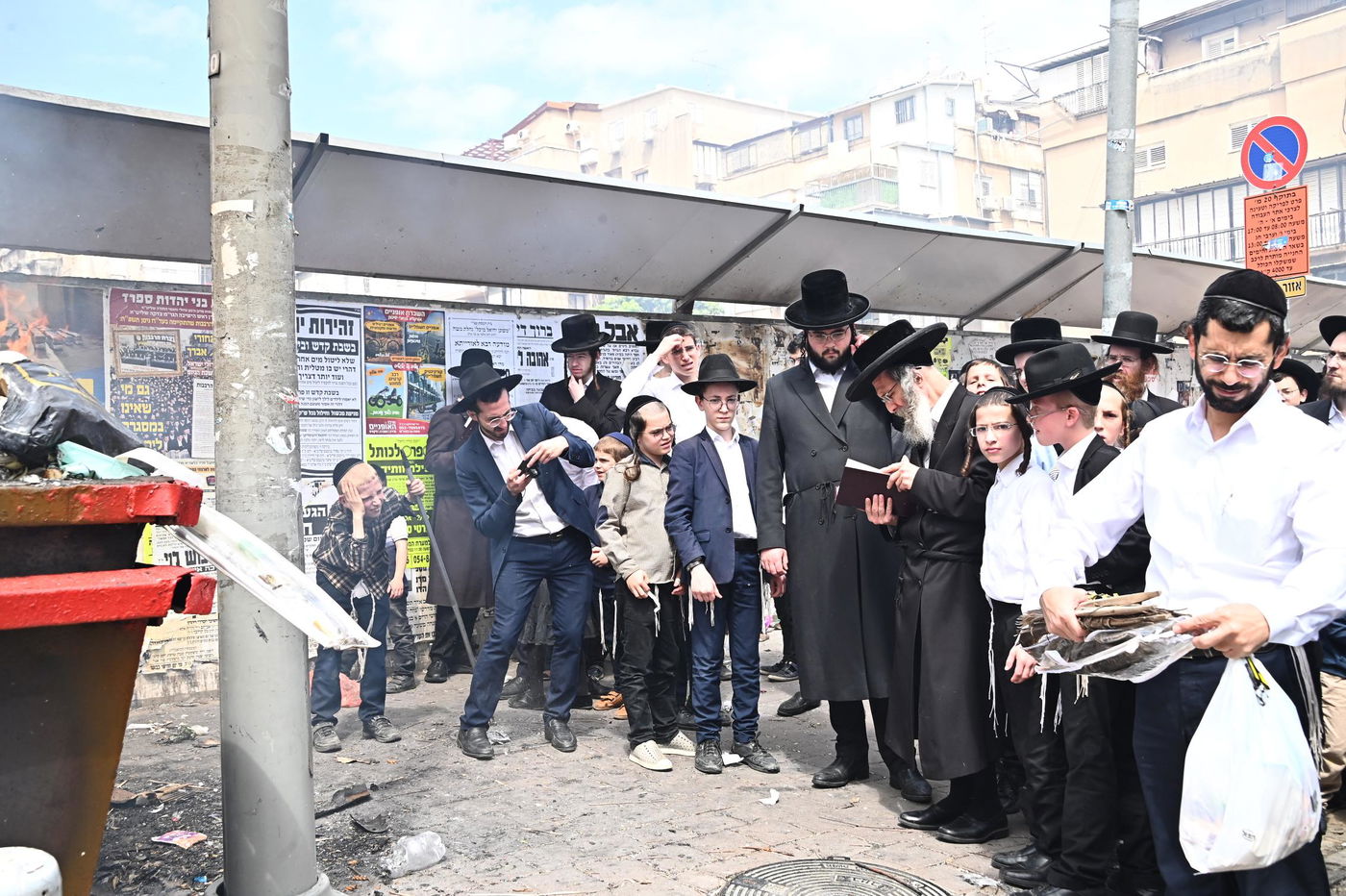 הגה"צ רבי אלימלך בידרמן בשריפת חמץ