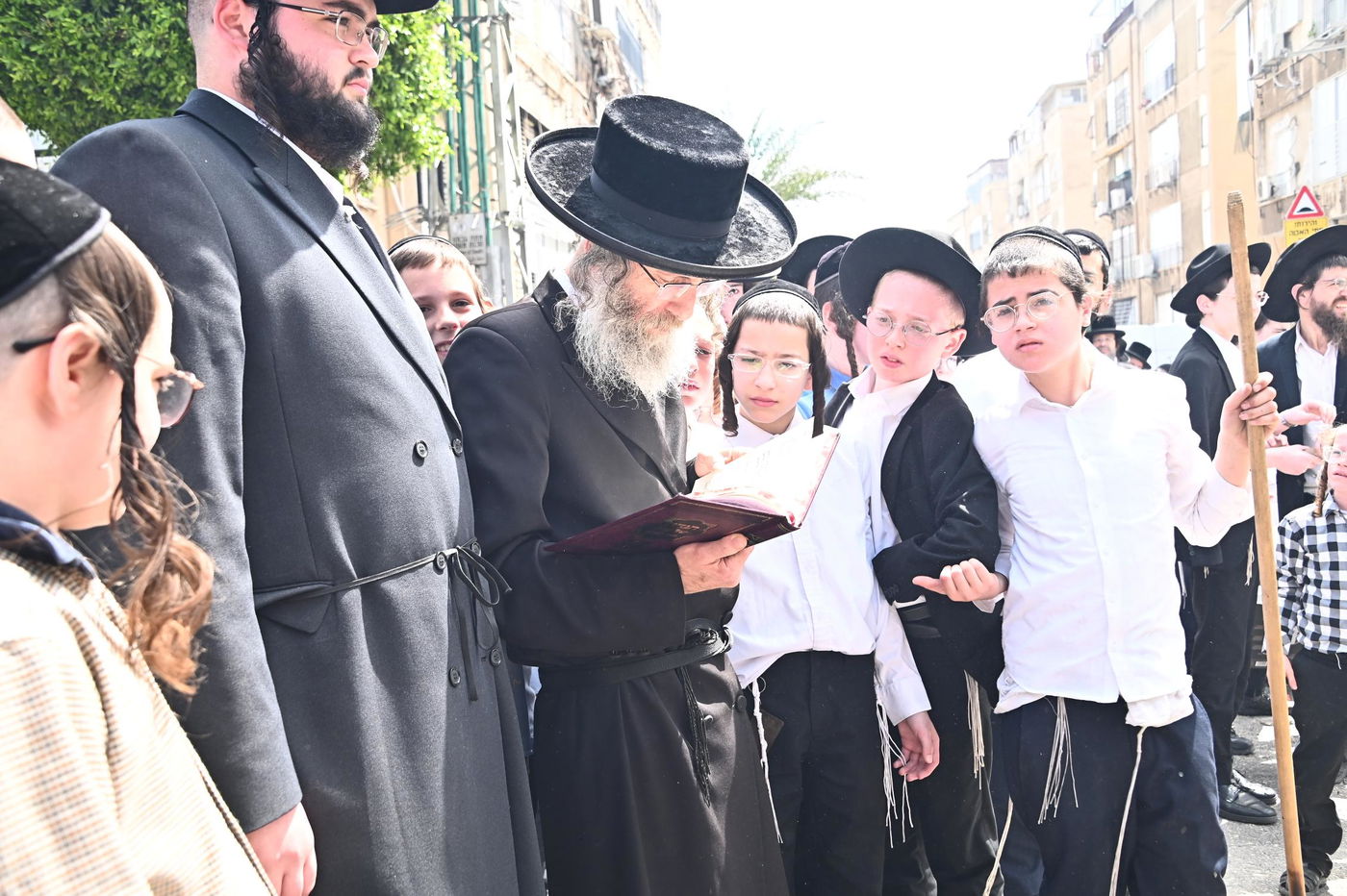 הגה"צ רבי אלימלך בידרמן בשריפת חמץ