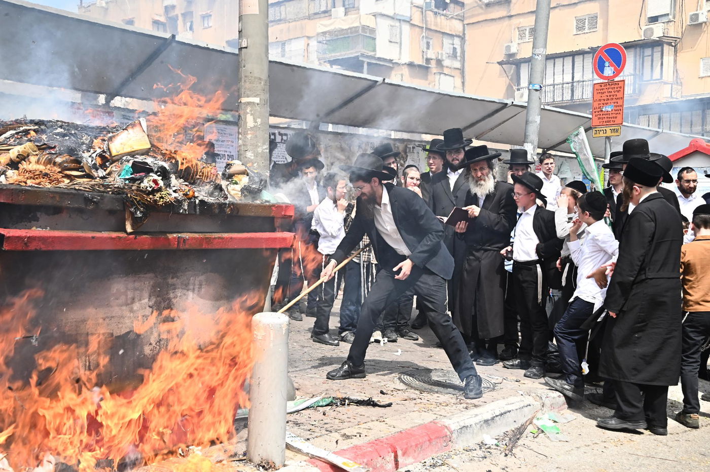 הגה"צ רבי אלימלך בידרמן בשריפת חמץ
