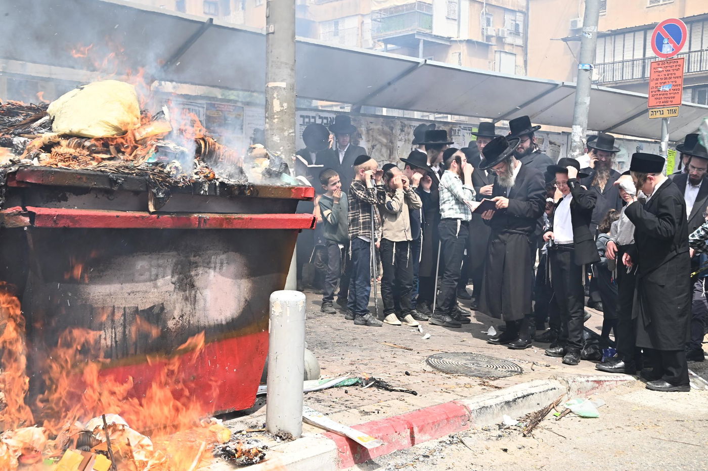 הגה"צ רבי אלימלך בידרמן בשריפת חמץ