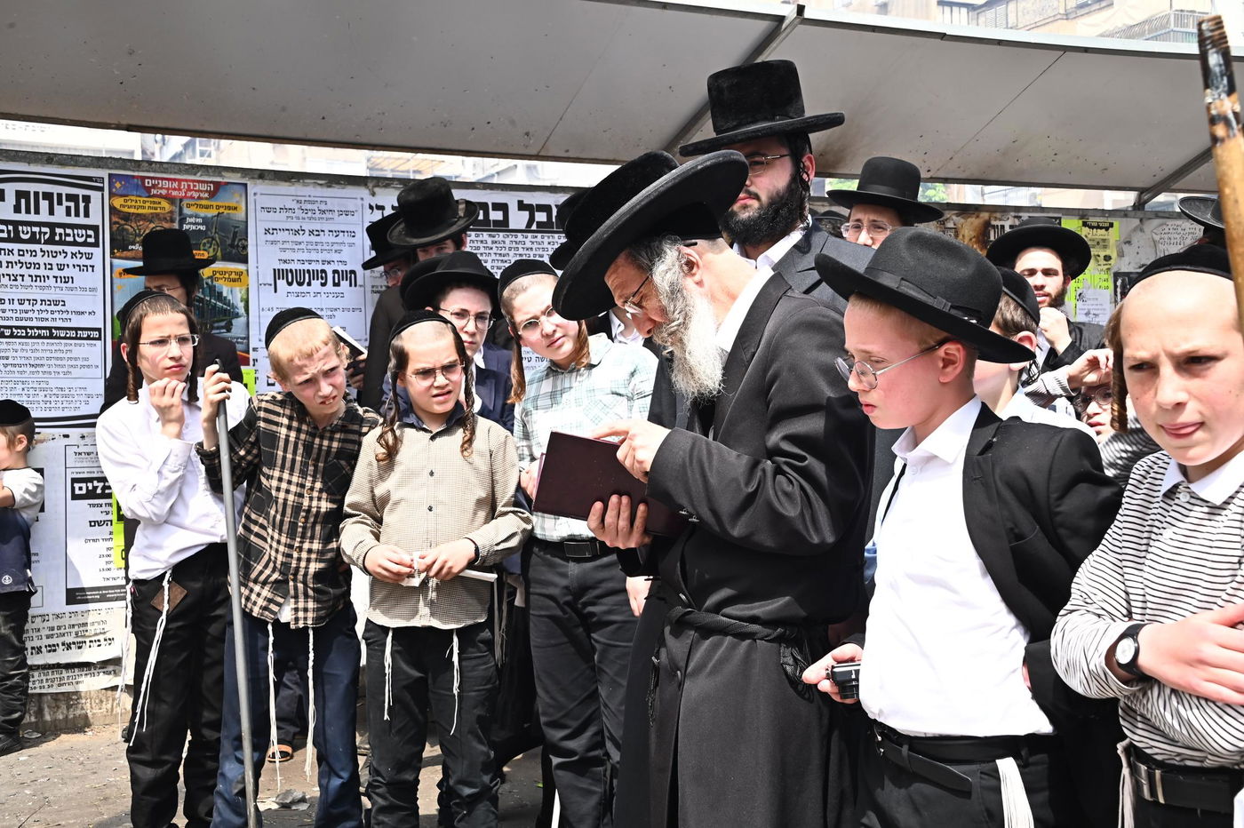 הגה"צ רבי אלימלך בידרמן בשריפת חמץ