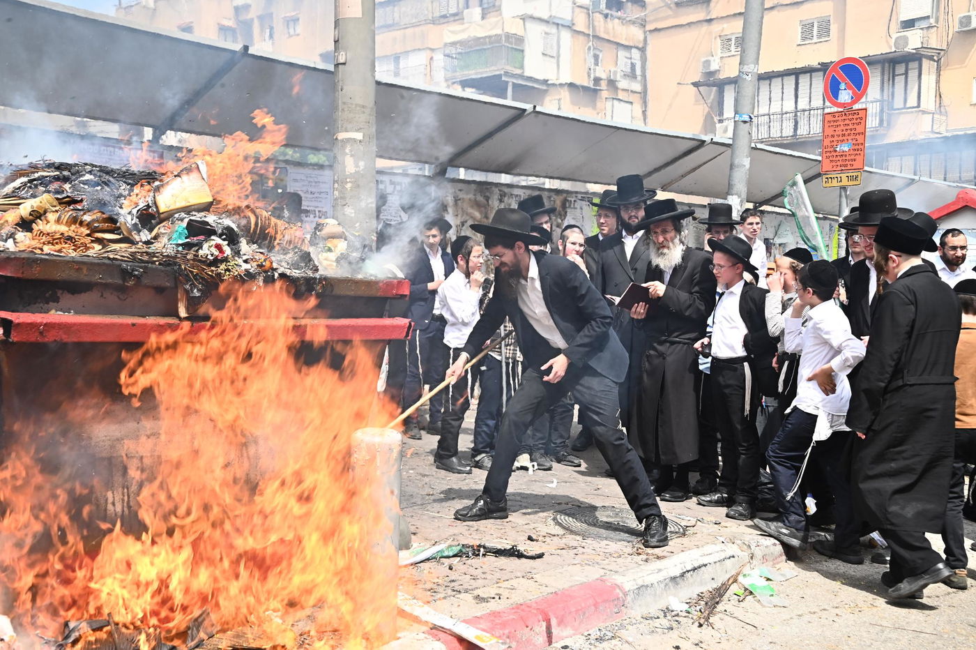 הגה"צ רבי אלימלך בידרמן בשריפת חמץ