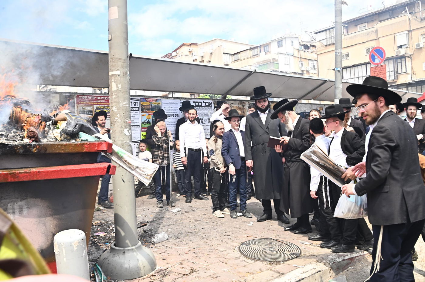 הגה"צ רבי אלימלך בידרמן בשריפת חמץ